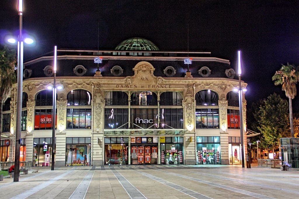 Perpignan de noche, grandes almacenes