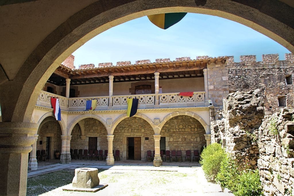 Castillo_La_Adrada_Patio_porticado