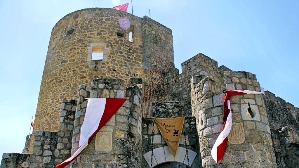 Castillo_La_Adrada_escudos