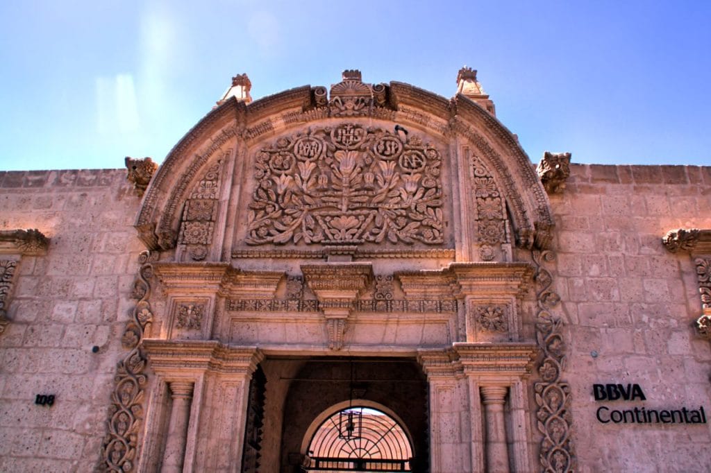 En Arequipa también hay bancos en edificios tan chulos como este...