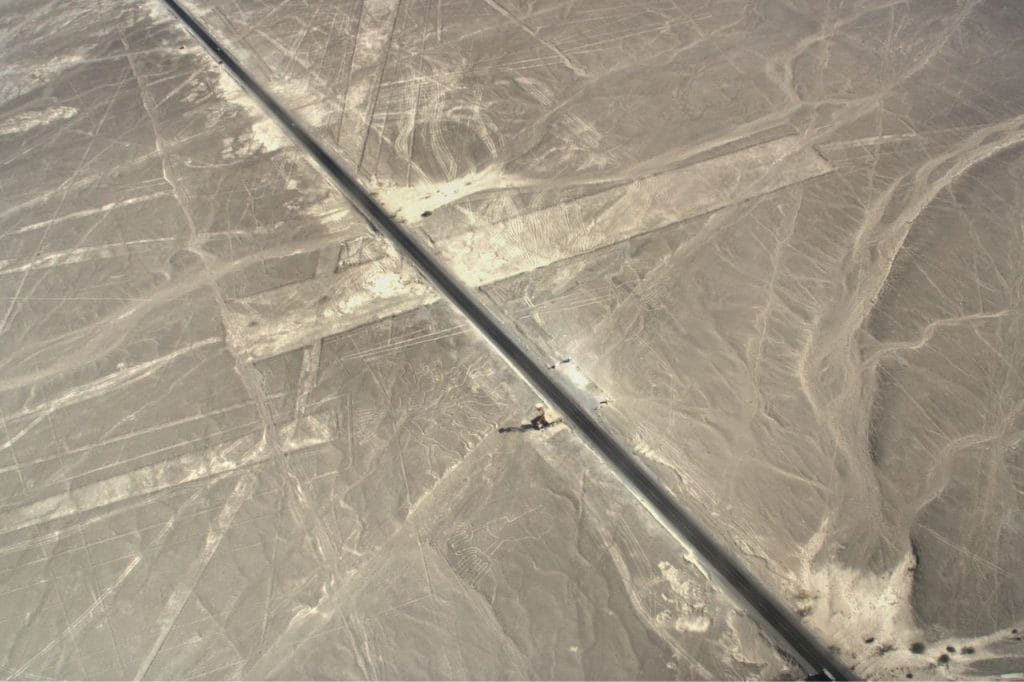 La carretera Panamericana cruza las líneas de Nasca... ¡¡nunca mejor dicho!!