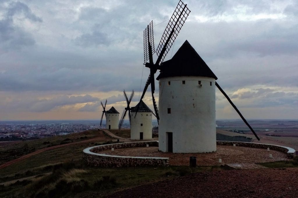 Los molinos llamados Fierabrás, Dulcinea y Barcelona