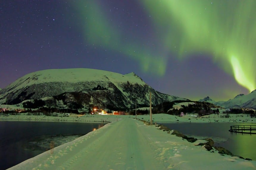 aurora boreal en un sitio nevado