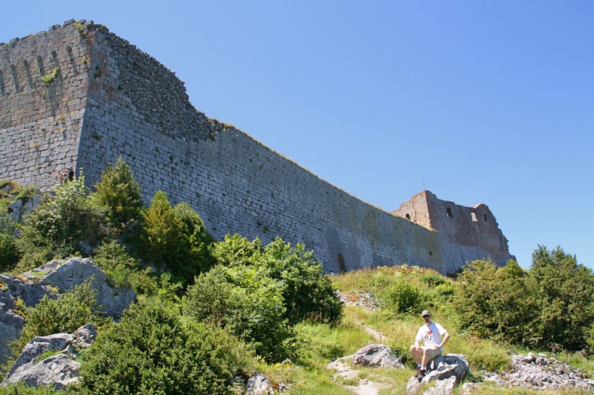 mapa y mochila en el Castillo de Montségur