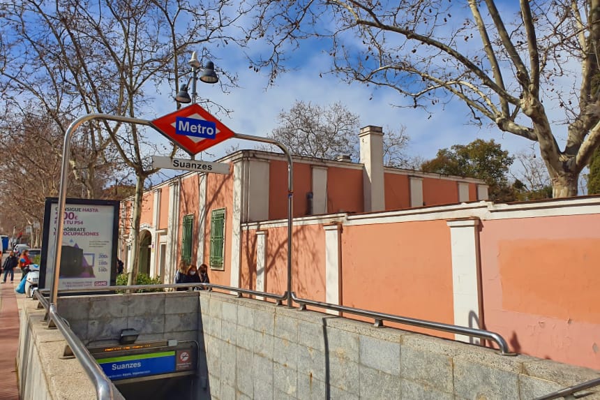 Metro Suances y acceso principal por la Calle Alcalá